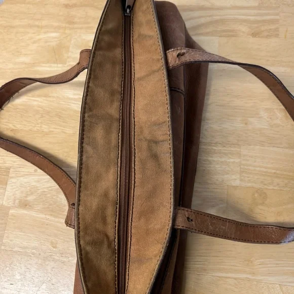 Fossil Hunter leather tote bag in a brown 17x10” Signs Of Wear See Photos - Picture 5 of 8